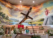 El accidente quedó registrado durante una transmisión religiosa. Los presentes intentaron auxiliar al sacerdote tras la caída de la cruz.