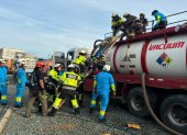Tres personas quedaron inconscientes dentro del tanque de un vehículo que transportaba desechos sanitarios.