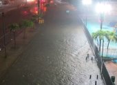 Las fuertes lluvias de la madrugada de este lunes 19 de octubre dejaron calles inundadas en distintos sectores de Guayaquil.
