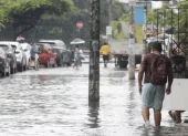 Desde aproximadamente las 03:00 de este lunes comenzaron a circular reportes ciudadanos sobre calles anegadas en diferentes sectores de Guayaquil.