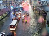 La calle inundada en la zona del estadio George Capwell.