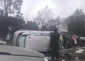 Un vehículo se impactó contra el muro central del intercambiador de la avenida Simón Bolívar,