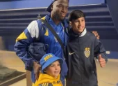 El delantero le regaló un gorro de Boca Juniors y una camiseta autografiada.