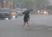 Paraguas en mano, un ciudadano camina bajo la intensa lluvia que sorprendió a Guayaquil este lunes 19 de octubre y complicó las actividades cotidianas en distintos sectores de la ciudad.