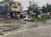 El agua se apoderó de varios tramos de las calles de Guayaquil, dejando una postal que vuelve a repetirse cuando las precipitaciones ganan intensidad.