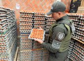 La policía de Colombia detuvo un contrabando de huevos que al parecer venía de Ecuador.