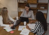 El programa Ecuador Productivo financiará estudios de cuarto nivel para 595 personas. Los interesados deberán cumplir los requisitos y criterios de selección establecidos en la convocatoria.