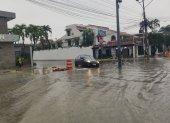 Un vehículo intentaba circular por un tramo inundado de la avenida Víctor Emilio Estrada, la mañana de este lunes 19 de octubre.