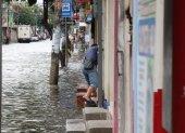 Las lluvias en Guayaquil complicaron la movilidad este lunes 19 de octubre de 2026 y motivaron anuncios de suspensión en colegios particulares.