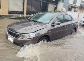Un vehículo intentaba circular por un tramo inundado de la avenida Víctor Emilio Estrada, la mañana de este lunes 19 de octubre