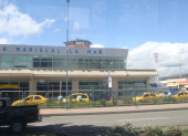 Vista del aeropuerto Mariscal La Mar de Cuenca, donde el colapso de un tramo del cerramiento perimetral motivó cierres viales temporales.