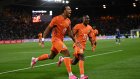 Guéla Doué (17)hizo un gol festeja con Diomande (11) la victoria de Costa de Marfil.