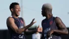 Gonzalo Plata y Moisés Caicedo bromeando en el entrenamiento de Ecuador.