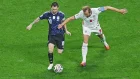 Lionel Messi (i) supera la marca de Harry Kane.