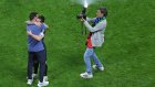 El director técnico argentino Lionel Scaloni se fundió en un abrazo de felicitación con Lionel Messi tras la derrota ante los inlgeses.