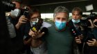 Jorge Messi, padre y agente del jugador, en una nube de periodistas tras la reunión con el presidente del FC. Barcelona.