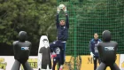 Gastón Olveira participa durante un entrenamiento de la selección paraguaya de fútbol en el Centro de Alto Rendimiento este sábado, en Ypané.