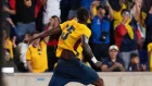 Jugadores de Ecuador celebran durante un partido amistoso ante el entusiasmo de la afición.