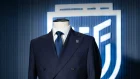 Un primer plano de un maniquí luciendo el traje oficial de la selección ecuatoriana de fútbol