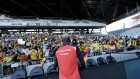 Moisés Caicedo saludo a los hinchas durante un entrenamiento con la selección de Ecuador en Columbus,
