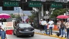 Integrantes de la Coordinadora Nacional de Trabajadores de la Educación (CNTE) se toman un peaje en Chilpancingo (México).