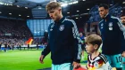 Lennart Karl conduce el balón durante un partido con la selección de Alemania, antes de la lesión que preocupa al equipo de cara al Mundial 2026.