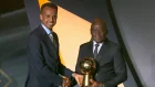 Imagen del árbitro somalí Omar Abdulkadir Artan cuando recogió el premio al árbitro masculino del año 2025 por la Confederación Africana de Fútbol.
