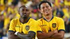 John Yeboah y Anthony Valencia festejan un gol de la selección ecuatoriana.