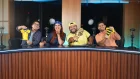 Los panelistas durante la grabación del nuevo podcast de Expreso, con símbolos alusivos al fútbol.