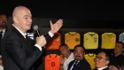 El presidente de la FIFA, Gianni Infantino, se dirige al público durante un evento oficial rodeado de camisetas históricas de selecciones nacionales.