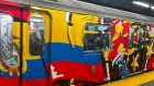 El tren 7 en Queens luce un mural con los colores y símbolos de Ecuador, en homenaje a la comunidad migrante.