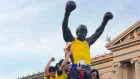 La escena se produjo mientras miles de personas acompañaban la celebración en las famosas escaleras del Museo de Arte de Filadelfia.