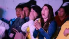 Aficionados de Ecuador reaccionan durante la transmisión del partido entre Costa de Marfil y Ecuador.