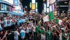 Referencial.Hinchas de Argentina y Argelia se concentran en Times Square, en la previa del debut mundialista.