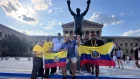 Carlos Chávez posa junto a su padre y varios amigos ecuatorianos en las escalinatas de Rocky, uno de los puntos de encuentro de la hinchada tricolor en Filadelfia. El grupo viajó desde Miami para acompañar a la Selección de Ecuador en el Mundial 2026.