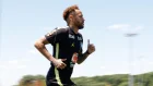Neymar ya se entrenó a la par con el resto de sus compañeros en Brasil.