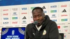 El seleccionador de Senegal, Pape Thiaw, habla en una rueda de prensa en New Jersey.