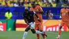 Enner Valencia intenta avanzar ante la marca de Yan Diomande durante el debut de Ecuador frente a Costa de Marfil en el Mundial 2026.