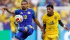 El ecuatoriano Gonzalo Plata (d) enfrenta al curazoleño Armando Obispo en el duelo por la segunda fecha del Grupo E del Mundial 2026