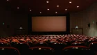 El estadio y la pantalla se convierten en dos formas de atención colectiva: entre el entretenimiento global y la reflexión sobre la verdad en la era de la saturación informativa.
