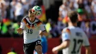 Nico Schlotterbeck, zaguero de Alemania, cabecea el balón en un partido del grupo E del Mundial entre Alemania y Costa de Marfil.