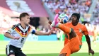 Yan Diomandé encara a Joshua Kimmich durante el partido entre Costa de Marfil y Alemania.