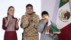 Carlos (d) sostiene al pato Merlín, vestido con una camiseta de la Selección Mexicana de Fútbol, junto a sus familiares Karla Gómez (i) y Cristian (2-d) durante una visita a la presidenta de México, Claudia Sheinbaum.