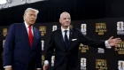 El presidente de Estados Unidos, Donald Trump (i), interactúa con Gianni Infantino, presidente de la FIFA.