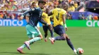 Ecuador - Alemania: Joel Ordóñez (der.) sale desde la zaga contra los teutones.