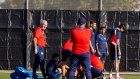 El seleccionador de Paraguay, Gustavo Alfaro (i), dirige un entrenamiento en el Spartan Soccer Complex, en San José, California (Estados Unidos).