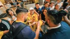 Mundial 2026: Hernán Galíndez, arquero, firma autógrafos a los seguidores de Ecuador, tras la victoria sobre Alemania.
