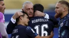 Mundial 2026: Gustavo Alfaro, DT de Paraguay, abraza a los suyos tras dejar en el camino a Alemania.
