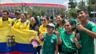 Hinchas de Ecuador y México comparten entusiasmo afuera del estadio capitalino antes del partido.