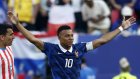 Kylian Mbappe de Francia celebrando su gol de penal ante Paraguay.